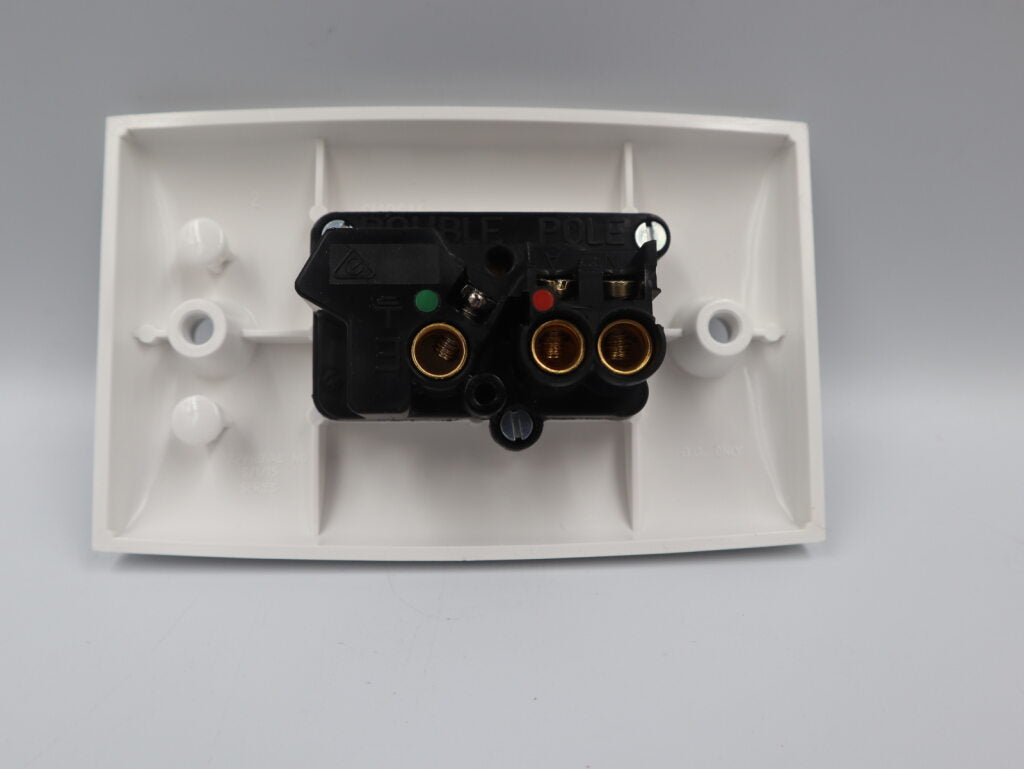 Clipsal Single Power Outlet Double Pole 15D White. CLI15DWE