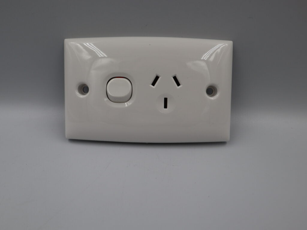 Clipsal Single Power Outlet Double Pole 15D White. CLI15DWE