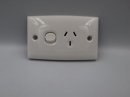 Clipsal Single Power Outlet Double Pole 15D White. CLI15DWE