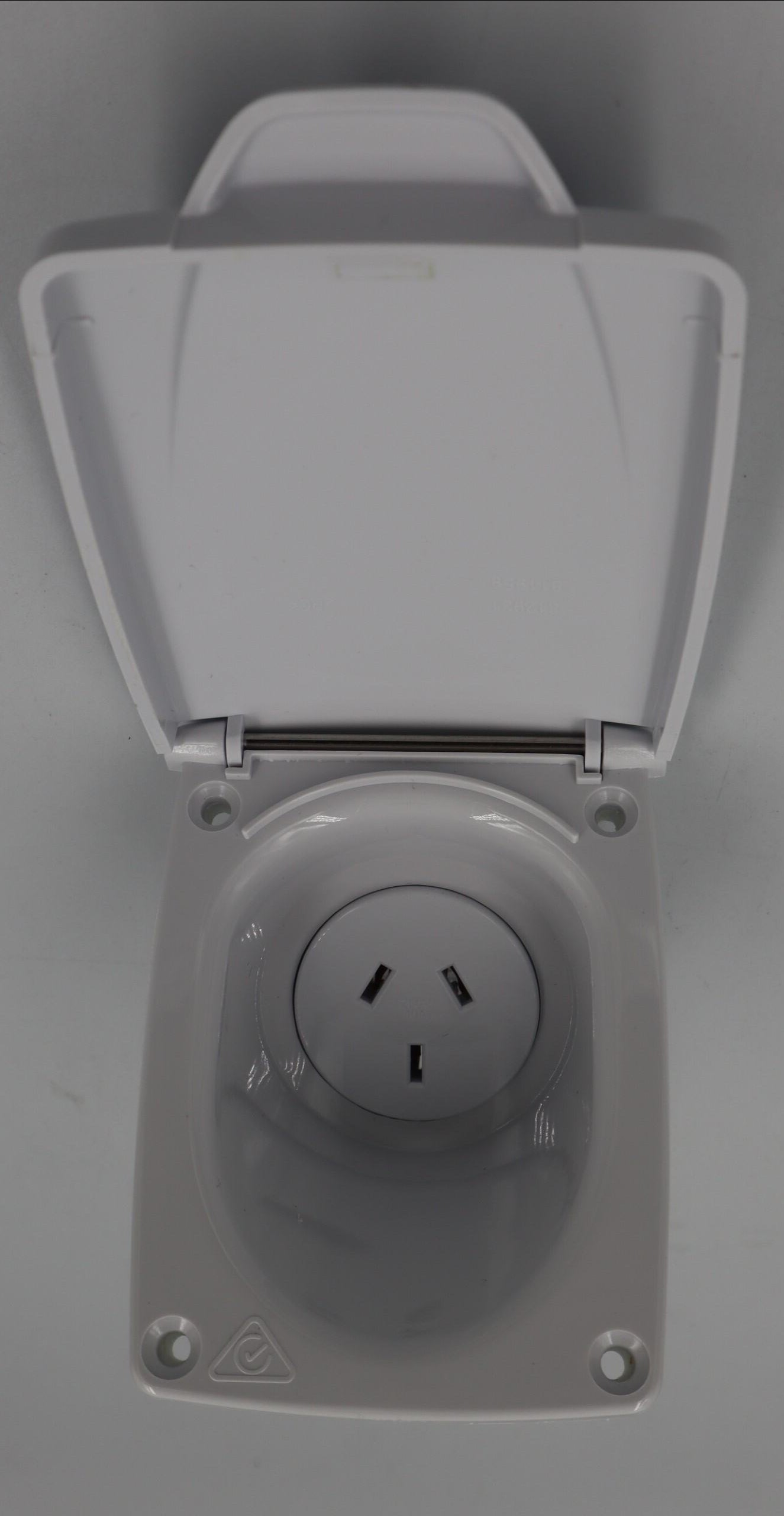 POWER OUTLET WHITE SINGLE  240V CMS