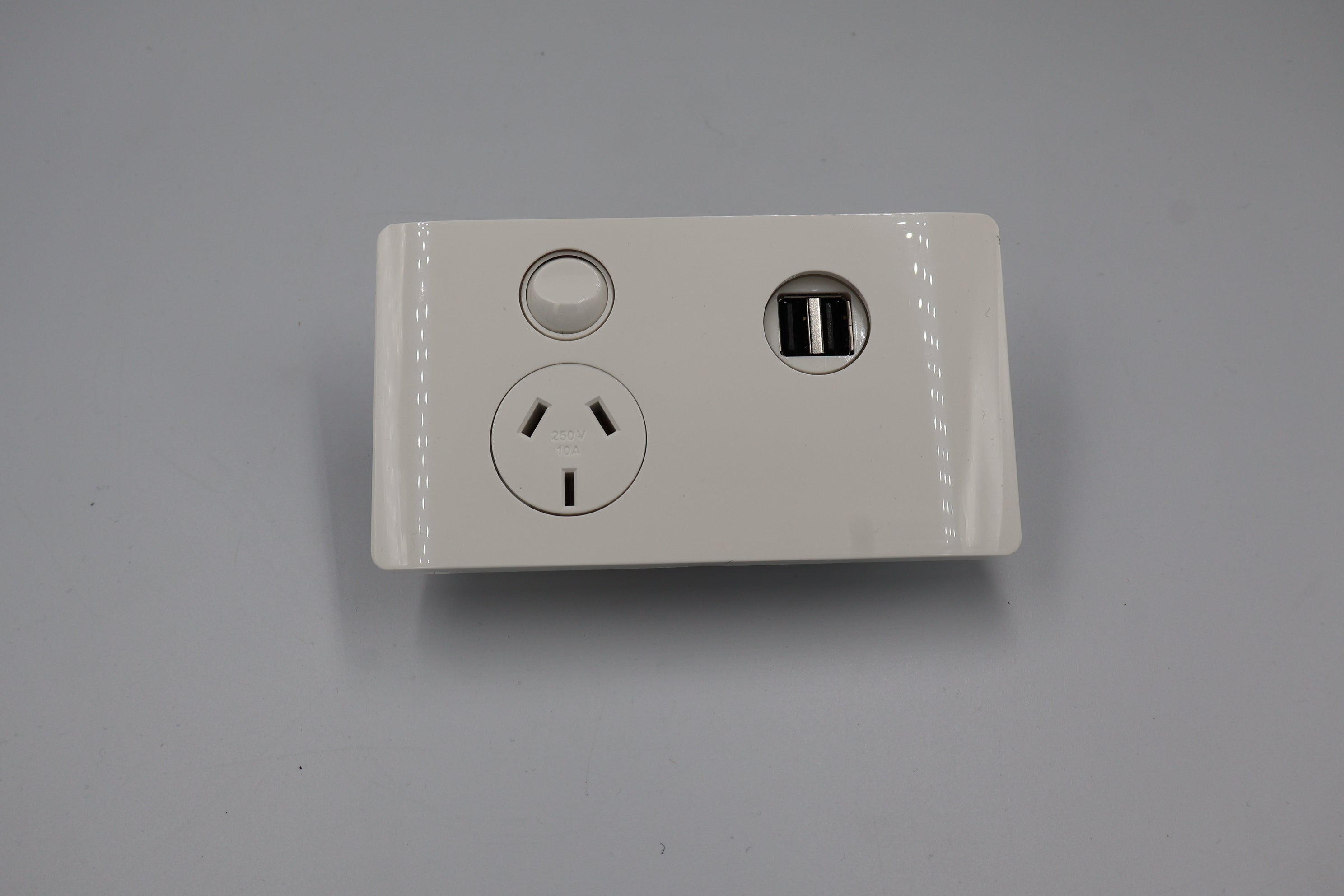 SINGLE PWR POINT + DUAL USB NW J17.1UNW CMS