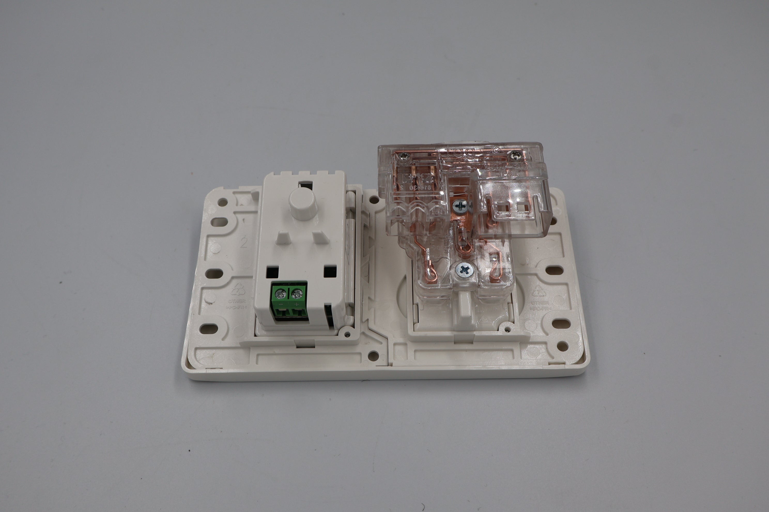 SINGLE PWR POINT + DUAL USB NW J17.1UNW CMS